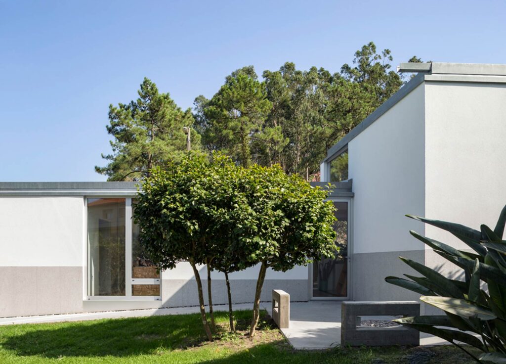 Foto vista desde afuera de casa modular reformada y habilitada por EEG Arquitectos